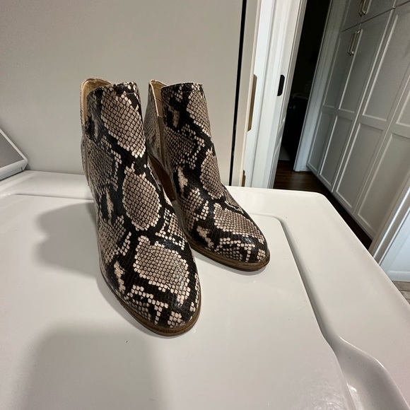 Women’s Vince Camuto snake skin booties. - Picture 5 of 5